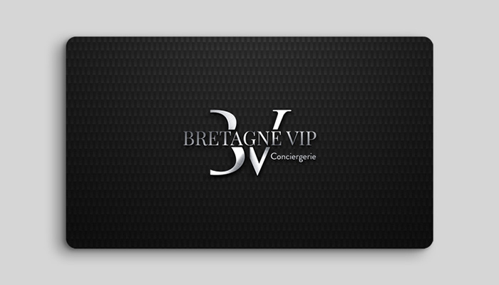 Carte noire avec le logo argenté de la conciergerie privée Bretagne VIP