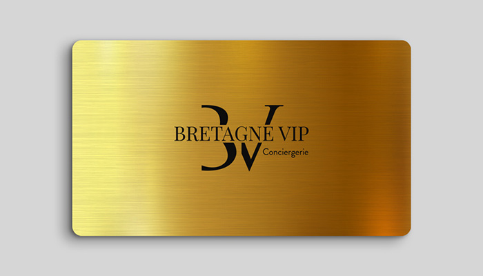 Carte dorée avec le logo argenté de la conciergerie privée Bretagne VIP