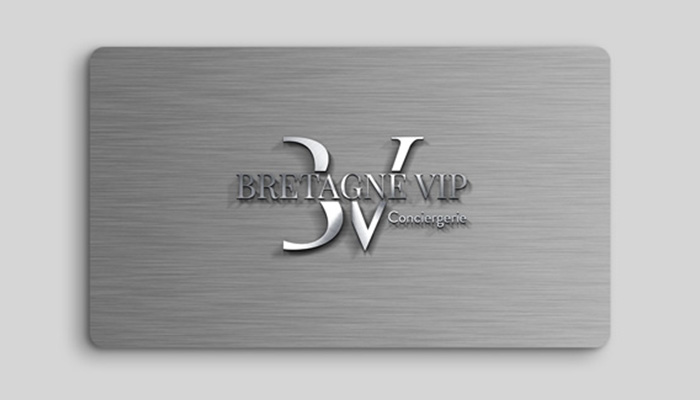 Carte argentée avec le logo argenté de la conciergerie privée Bretagne VIP