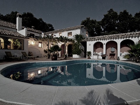 Prestation destinée aux particuliers, villa éclairée avec piscine la nuit.