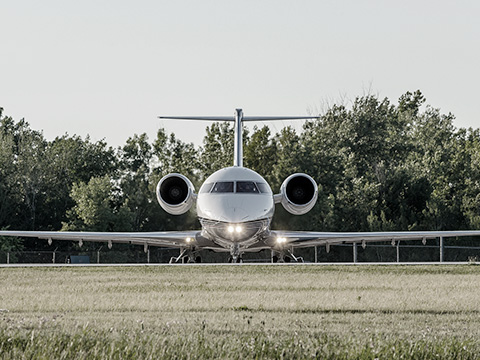 Prestation transport, jet privé de luxe de face sur la piste de décollage.